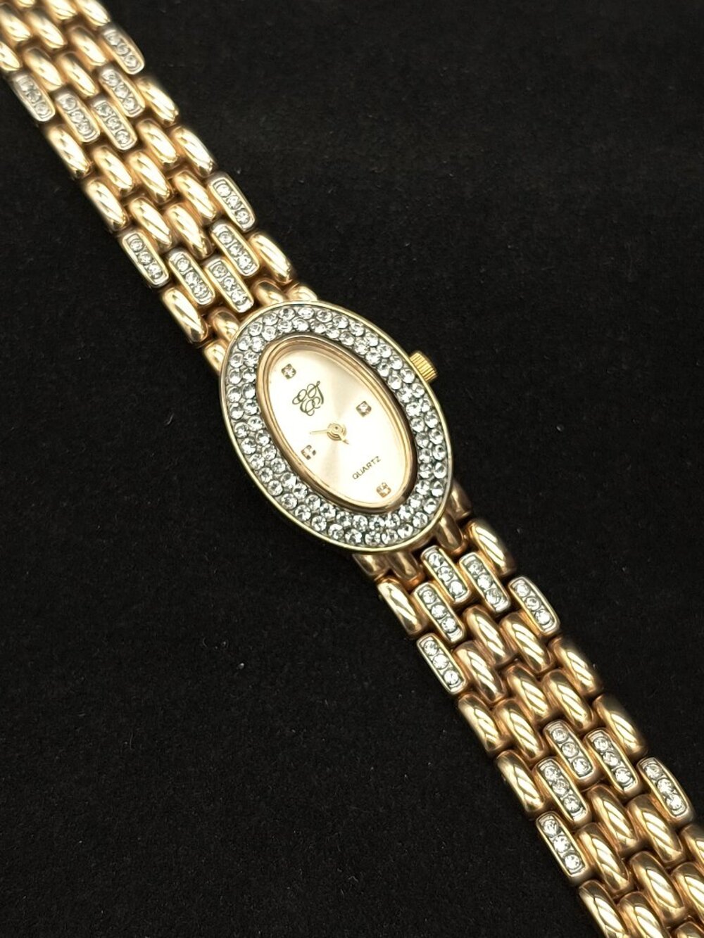 Vintage Elizabeth Taylor White Diamonds Gold Tone Oval Face Quartz Watch